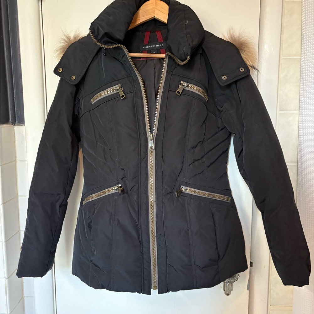 Andrew Marc hip length parka. Down lined
Size Medium like new